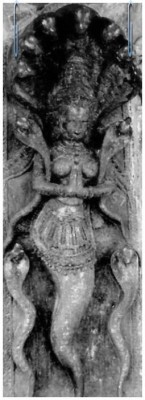 нагиня в образе полуженщины - полузмеи.<br />Храм Джори, Белур, Индия.