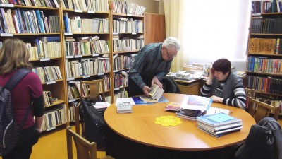 Передвижная библиотека по Гуманной педагогике размещается в Даугавпилсской 9-ой ср. шк. Январь 2013 г.