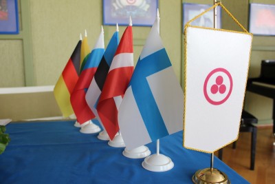 2.Знамя Мира и флаги участников Круглого стола_2247.JPG