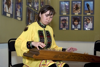 Шориянка, играющая на чатхане, национальном инструменте тюркских народов