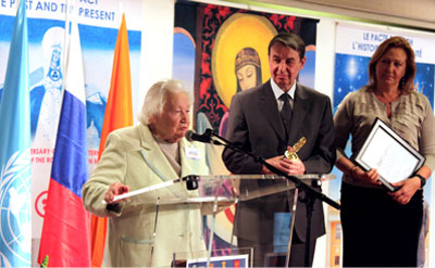 Министр культуры Российской Федерации А.А.Авдеев вручает награду Л.В.Шапошниковой