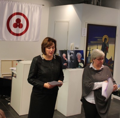 Елена Александрова - Председатель Эстонского Общества Рериха (слева)