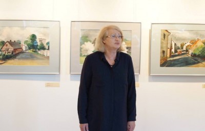 На открытии выставки работ художника Августа Кристиньша. Елена Романенко открывает выставку.