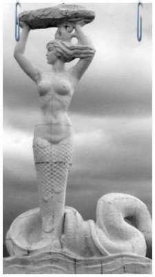 Богиня Земли,женщина-змея Нюйва, латающая Небо<br />Современная скульптура, основанная на старинных гравюрах. Гуаньдун, Китай.